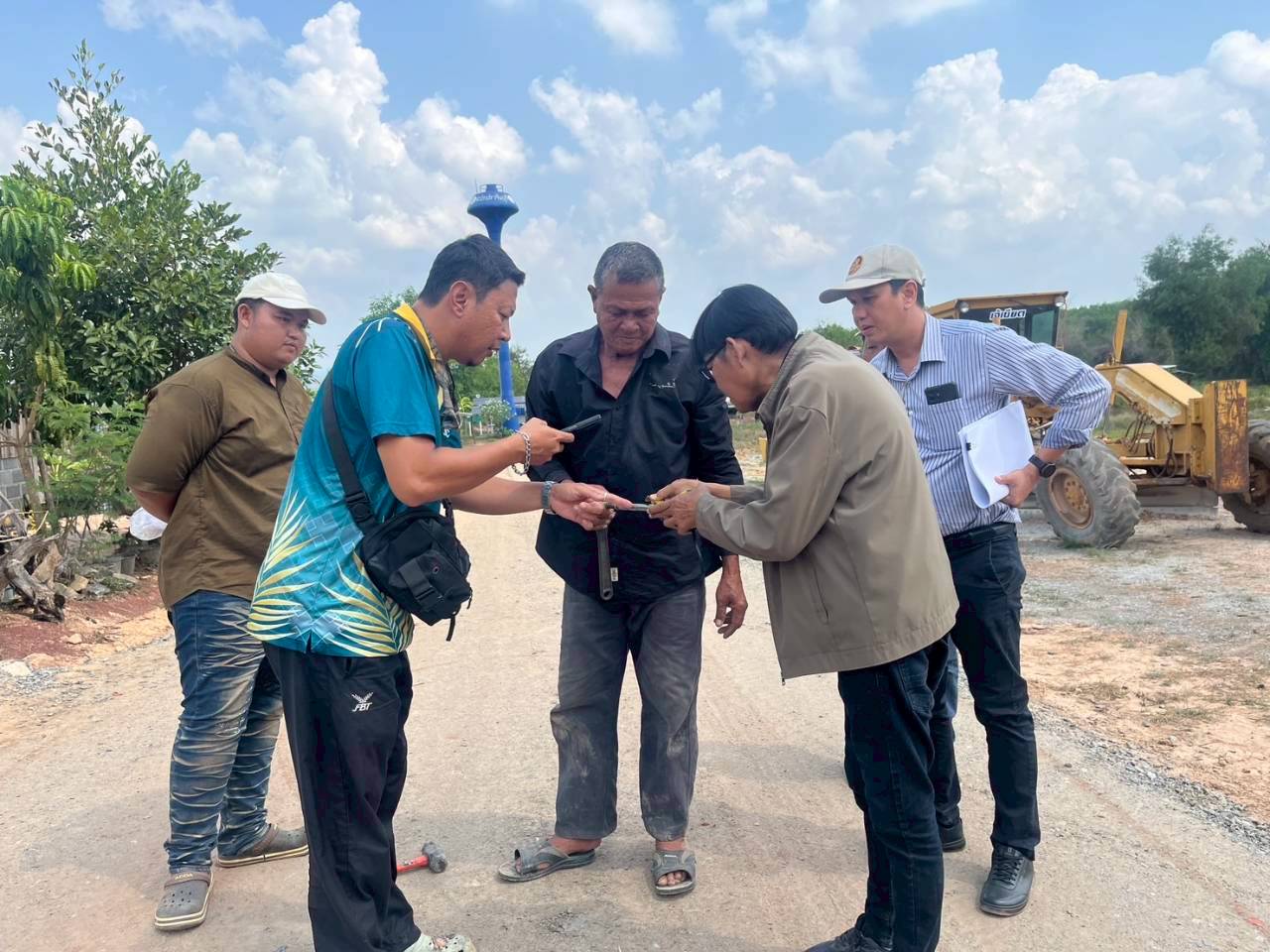 title - วันที่ 17 มีนาคม 2569 นายวิทูล ประดิษฐบุญ ปฏิรูปที่ดินจังหวัดปราจีนบุรี  มอบหมายให้ นายเชวงศักดิ์ อะปะมาตร ผู้อำนวยการกลุ่มงานช่างและแผนที่  นางรักษ์หทัยรัตน์ เมทนีกรชัย หัวหน้าฝ่ายบริหาร และเจ้าหน้าที่ ส.ป.ก.ปราจีนบุรี ลงพื้นที่ตรวจรับงานก่อสร้างถนนสายซอยในแปลงเกษตรกรรม ในเขตปฏิรูปที่ดิน ให้แก่เกษตรกรผู้ไร้ที่ดินทำกิน